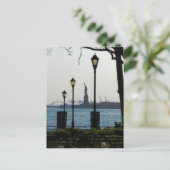 Lanterns Framing Statue der Freiheit im Battery Pa Postkarte (Stehend Vorderseite)