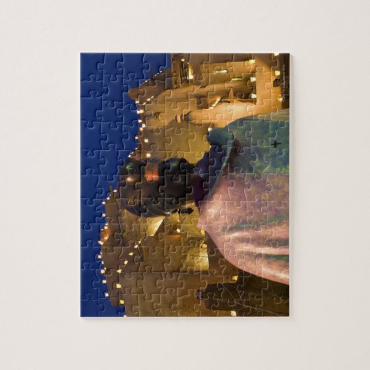 Lanterns light adobe Gebäude mit indischen Puzzle (Vertikal)