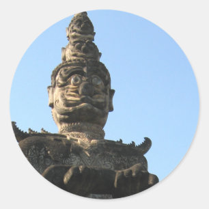 Lao Giant Guardian .. Buddha Park, Vientiane, Laos Runder Aufkleber