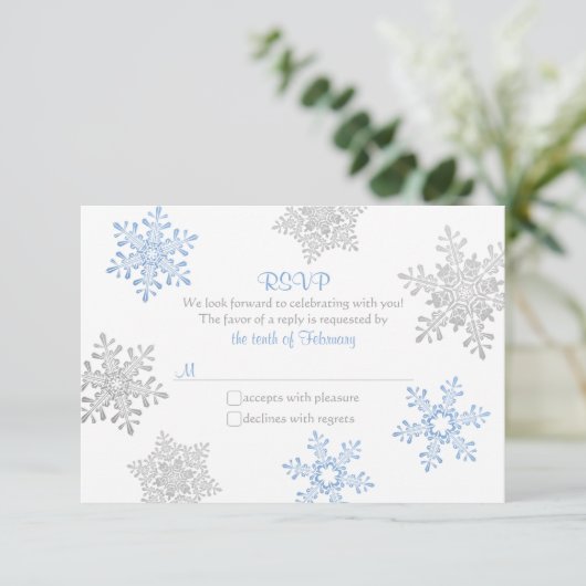 Lapis Blue Silver Snowflake Winter Wedding UAWG RSVP Karte (Stehend Vorderseite)