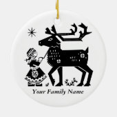 Lappland-Mädchen hält Ren-Weihnachtsdekoration Keramik Ornament (Hinten)