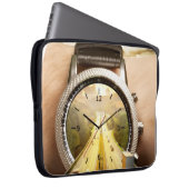 Laptop Cover Featuring Latest Watch Model – Trendy (Vorne Rechts)