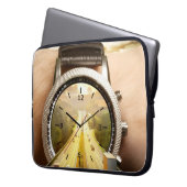 Laptop Cover Featuring Latest Watch Model – Trendy (Vorderseite Links)