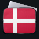 Laptop-Sieb der dänischen Flagge Laptopschutzhülle<br><div class="desc">Fügen Sie Ihrem Tech-Zubehör eine Touch dänischen Stolzes hinzu mit unserem exklusiven Laptop-Ärmel mit der Flagge Dänemarks! Dieser Laptop-Ärmel ist mit viel Liebe zum Detail gestaltet und ist mehr als nur eine Schutzhülle, sondern eine Feier des dänischen Erbes und kulturellen Stolzes. Das lebendige Design zeigt die ikonische dänische Flagge, was...</div>
