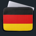 Laptop-Sieb der deutschen Flagge Laptopschutzhülle<br><div class="desc">Mit unserem exklusiven Laptop-Ärmel mit der Flagge Deutschlands fügen Sie Ihrem Tech-Accessoire eine Touch deutschen Stolzes hinzu! Mit viel Liebe zum Detail gestaltet, ist dieser Laptop-Ärmel mehr als nur ein Schutzgegenstand; er ist eine Feier des deutschen Kulturerbes und Kulturstolzes. Das auffallende Design zeigt deutlich die ikonische deutsche Fahne, was diesen...</div>
