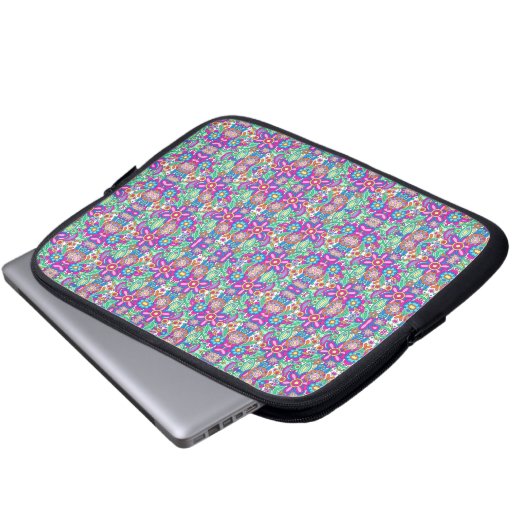 Laptop sleeve with vibrant, symmetrical pattern (Vorne Knopf)