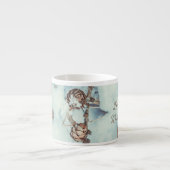 Lärchenkegel auf frisch blauen Schnee Espressotasse (Vorderseite)