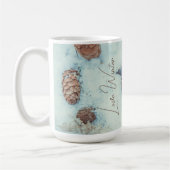 Lärchenkegel auf frisch blauen Schnee Kaffeetasse (Links)
