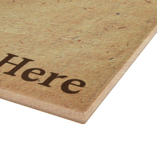 Lärchenzweig auf altem Papier Schneidebrett (Ecke)