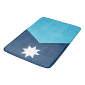 Large bath mat with flag of Minnesota, USA Badematte (Schrägansicht)