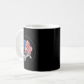 Largemouth B Fischen Amerikanischer Fahne Fischen Kaffeetasse (Vorderseite Links)