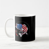 Largemouth B Fischen Amerikanischer Fahne Fischen Kaffeetasse (Links)