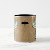 Largemouth Bass Jumping Dragonfly Angeln Zweifarbige Tasse (Mittel)