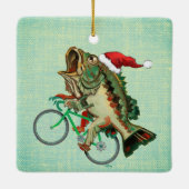 Largemouth Bass Reiten mit Weihnachtsmannmütze Keramikornament (Rückseite)
