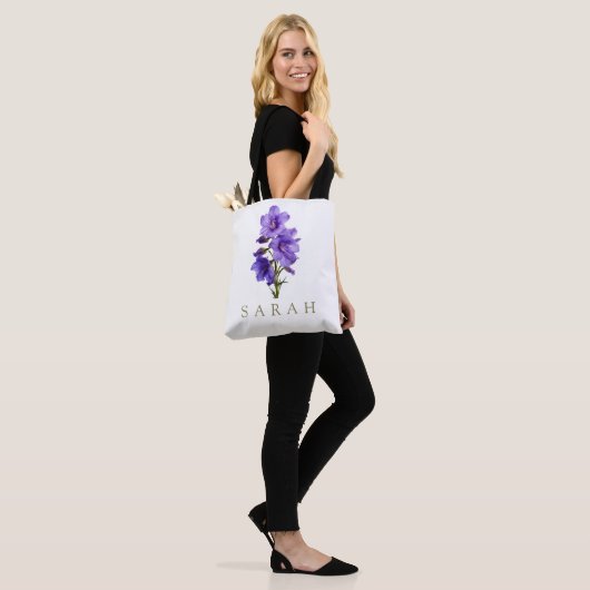 Larkspur Juli Custom Birth Blume Geschenk Tasche (Am Model)