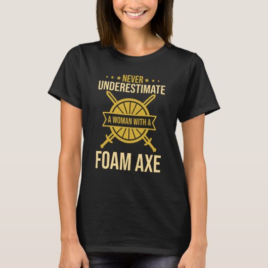 LARP-Frau mit Schaumstoff Ax T-Shirt (Vorderseite)