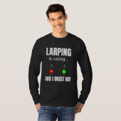 LARPing ruft und ich muss gehen T-Shirt (Vorne ganz)