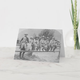 Larry Larom mit sechs Kindern auf einem Zaun Karte