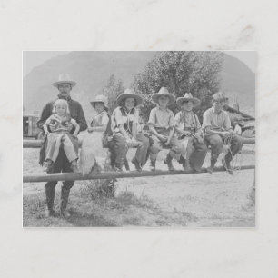 Larry Larom mit sechs Kindern. Postkarte