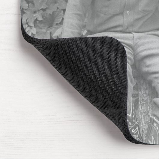 Larry Larom und eine Frauenaufstellung Mousepad (Ecke)