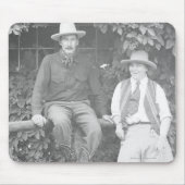 Larry Larom und eine Frauenaufstellung Mousepad (Vorne)