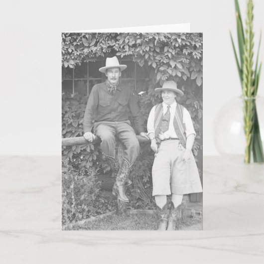 Larry Larom und eine posierende Frau. Karte (Vorderseite)