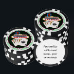 Las Vegas Begrüßungszeichen Pokerchips<br><div class="desc">* Das fabelhafte Willkommenszeichen mit Spielkarten - ein echtes Gamblers Delight ! * Nett als Begrüßungsgeschenk, Hochzeitsgeschenke oder personalisiertes Hochzeitsgeschenk von Las Vegas für Ihre Hochzeitsfeier Crew. * Poker-Chips haben neun Farboptionen. * Wählen Sie den Stil, die Farbe und die Größe des Schriftartes aus, um ihn auf der Rückseite zu...</div>