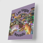 Las Vegas in der Nacht mit Neonlicht Nevada Quadratische Wanduhr (Winkel)