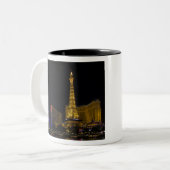 Las Vegas in der Nacht Zweifarbige Tasse (Vorderseite Links)