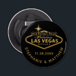 Las Vegas Wedding Date Bevorzugung Magnetic Flaschenöffner<br><div class="desc">Ein lustiges und nützliches Brautparty-Geschenk für eine Las Vegas-Hochzeit in Urlaubsort ist dieser magnetische Flaschenöffner mit einer individuellen "Hochzeit in fabelhaftem Las Vegas-Zeichen" und personalisierten Paarnamen und Hochzeitstag. Sie sind auch erschwinglich und lustige Keepsakes! Die Hintergrundfarbe kann geändert werden,  um Ihrem Hochzeitsfarbenthema anzupassen,  indem Sie auf "Weitere Anpassung" klicken.</div>