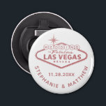 Las Vegas Wedding Date Gefallen Magnetic Pink Flaschenöffner<br><div class="desc">Eine lustige und nützliche Gabe oder Brautparty Geschenk für eine Las Vegas-Hochzeit in Urlaubsort ist diese Rose goldfarben rosa und weiße Magnetflaschenöffner mit einer benutzerdefinierten "Hochzeit in fabelhaften Las Vegas-Zeichen" und personalisierten Paarnamen und Hochzeitstag. Sie sind auch erschwinglich und lustige Keepsakes! Die Hintergrundfarbe kann geändert werden, um Ihrem Hochzeitsfarbenthema anzupassen,...</div>