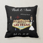 Las Vegas Wedding Personalisierte Throw Kissen<br><div class="desc">Las Vegas Hochzeit Personalisiertes Kissen Kissen Adorable Sake Geschenk für die Newly Weds Bride ist in ihrem Hochzeitsring!</div>