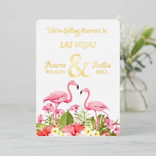 Las Vegas Wedding Pink Flamingos Golden Foil Folieneinladung (Stehend vorne)