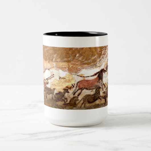 Lascaux Höhlenmalerei: Stiere (Version II) Zweifarbige Tasse (Mittel)