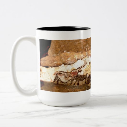 Lascaux Höhlenmalerei: Stiere (Version II) Zweifarbige Tasse (Links)