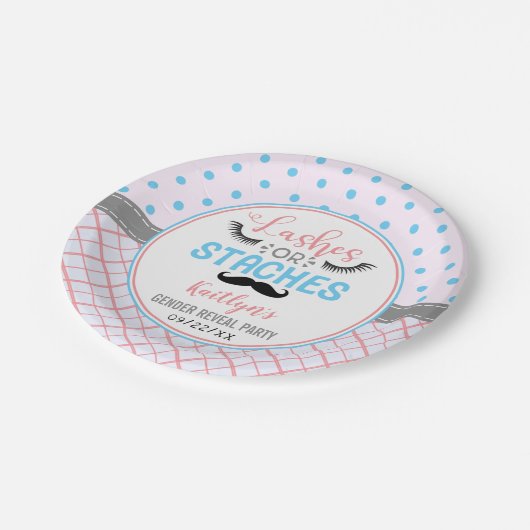 "Lashes or staches" Modernes Party zur Aufdeckung Pappteller (Schrägansicht)