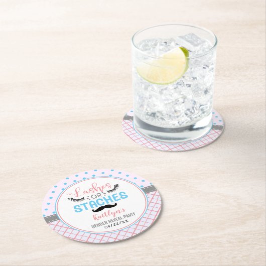 "Lashes or staches" Modernes Party zur Aufdeckung Runder Pappuntersetzer (Vor Ort)