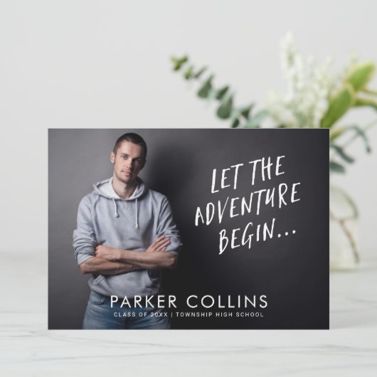 Lass Adventure Begin Foto Graduation Party Einladung (Stehend Vorderseite)