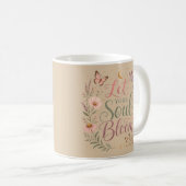 Lass deine Seele mit Boho-Wildblumen Sandbeige auf Kaffeetasse (VorderseiteRechts)