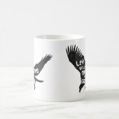 Lass deine Träume, fliegender Adler zu nehmen Kaffeetasse (Mittel)