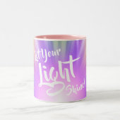 Lass deinen Lichtschacht | Farbige Lichtstrahlen Zweifarbige Tasse (Mittel)