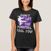 Lass den Ponyschwanz-Narr, du Funny Karate Girl T-Shirt (Vorderseite)