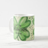 Lass der Shenanigans Begin Fun Kleeblatt Kaffeetasse (Vorderseite Links)
