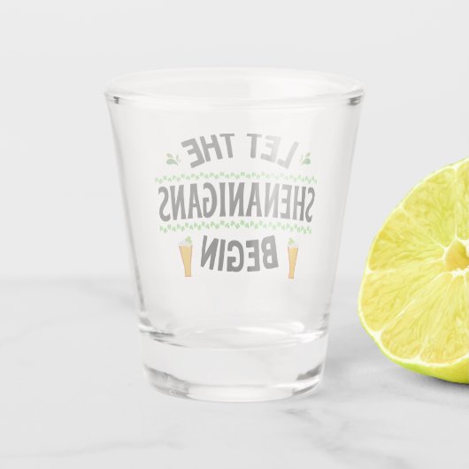 Lass der Shenanigans Begin St. Patrick's Day Schnapsglas (Rückseite)