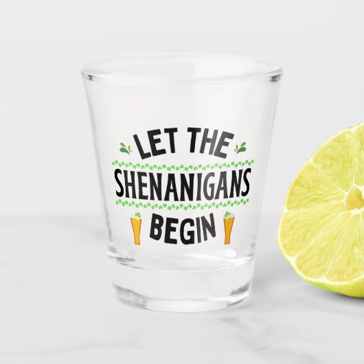 Lass der Shenanigans Begin St. Patrick's Day Schnapsglas (Vorderseite)