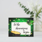 Lass der Shenanigans Begin St Patricks Einladung (Stehend Vorderseite)