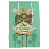 Lass des Abenteuers mit Retro-Design Mittlere Geschenktüte (Rückseite)