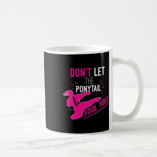 Lass dich nicht vom Pferdeschwanz täuschen Karate- Kaffeetasse (Rechts)