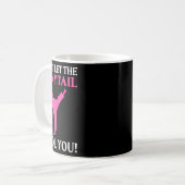 Lass dich nicht vom Pferdeschwanz täuschen Karate Kaffeetasse (Vorderseite Links)