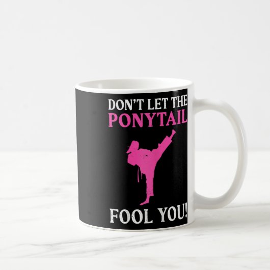Lass dich nicht vom Pferdeschwanz täuschen Karate Kaffeetasse (Rechts)
